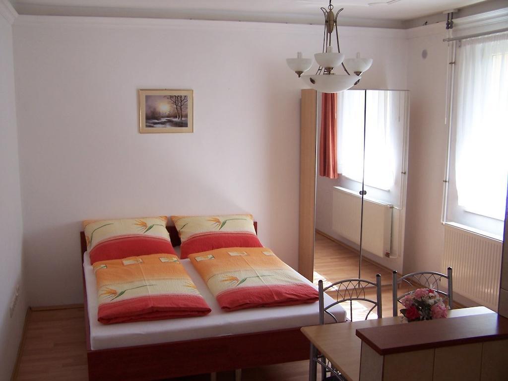 Akacia Apartment - Free Inside Parking, 2 Bedrooms, Garden, Next To Centre Budapest Rom bilde